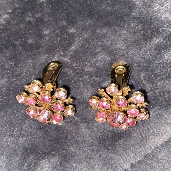 Vintage pink rhinestone and gold toned flower 🌸 clip on earrings - Picture 4 of 11